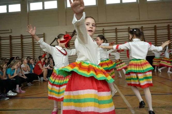 Każdy zespół wykonał dwie prezentacje. Najpierw obowiązkową. – Co roku zmieniamy jej temat przewodni – mówi Aneta Sakowska, jedna z organizatorek przeglądu. – W tym wybraliśmy „Poznajemy tańce regionu lubelskiego”. Ten taniec należy wykonać w strojach ćwiczebnych, np. białej bluzce i granatowej spódniczce.<BR><BR>
W drugiej prezentacji uczestnicy sami wybierali kompozycję (z wyjątkiem tańca lubelskiego) i strój. Na zdjęciach uczniowie zespołu Blue Star ze SP 51 (z lewej strony) i SP im. Paderewskiego (z prawej).  