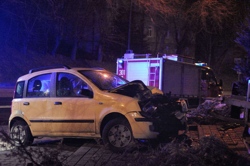  Dolna 3 Maja: Samochód uderzył w stojak reklamowy (zdjęcie 2) - Autor: Dariusz Sowa