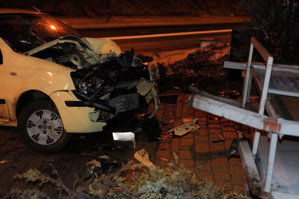  Dolna 3 Maja: Samochód uderzył w stojak reklamowy (zdjęcie 3) - Autor: Dariusz Sowa