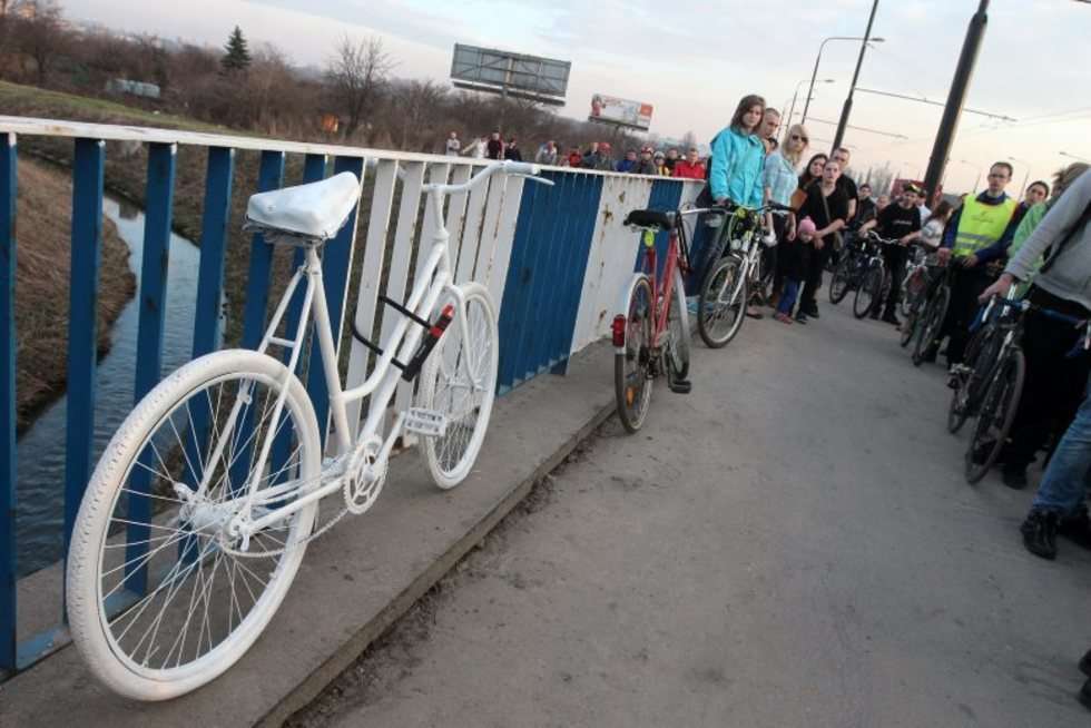  „Ghost bike” ku pamięci zmarłej tragicznie rowerzystki (zdjęcie 4) - Autor: Wojciech Nieśpiałowski