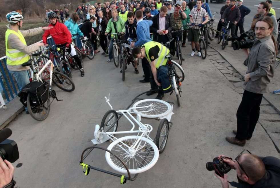  „Ghost bike” ku pamięci zmarłej tragicznie rowerzystki (zdjęcie 7) - Autor: Wojciech Nieśpiałowski