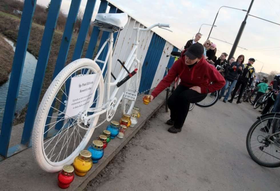  „Ghost bike” ku pamięci zmarłej tragicznie rowerzystki (zdjęcie 9) - Autor: Wojciech Nieśpiałowski