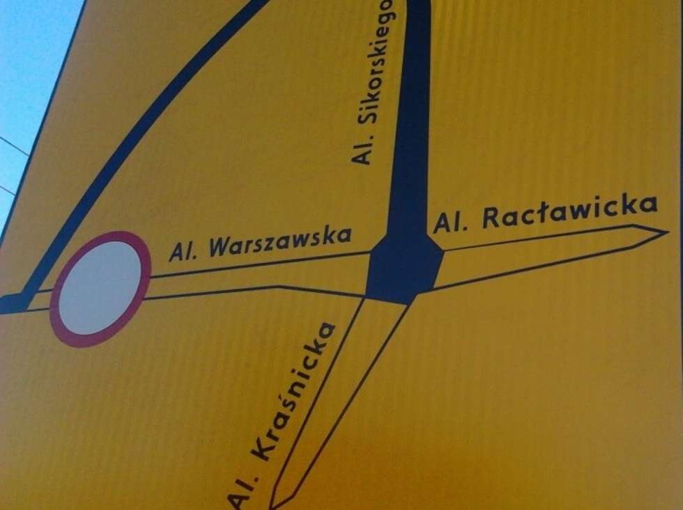  Na dodatek z tablicy dowiadujemy się, że w Lublinie jest coś takiego, jak „Al. Racławicka”.