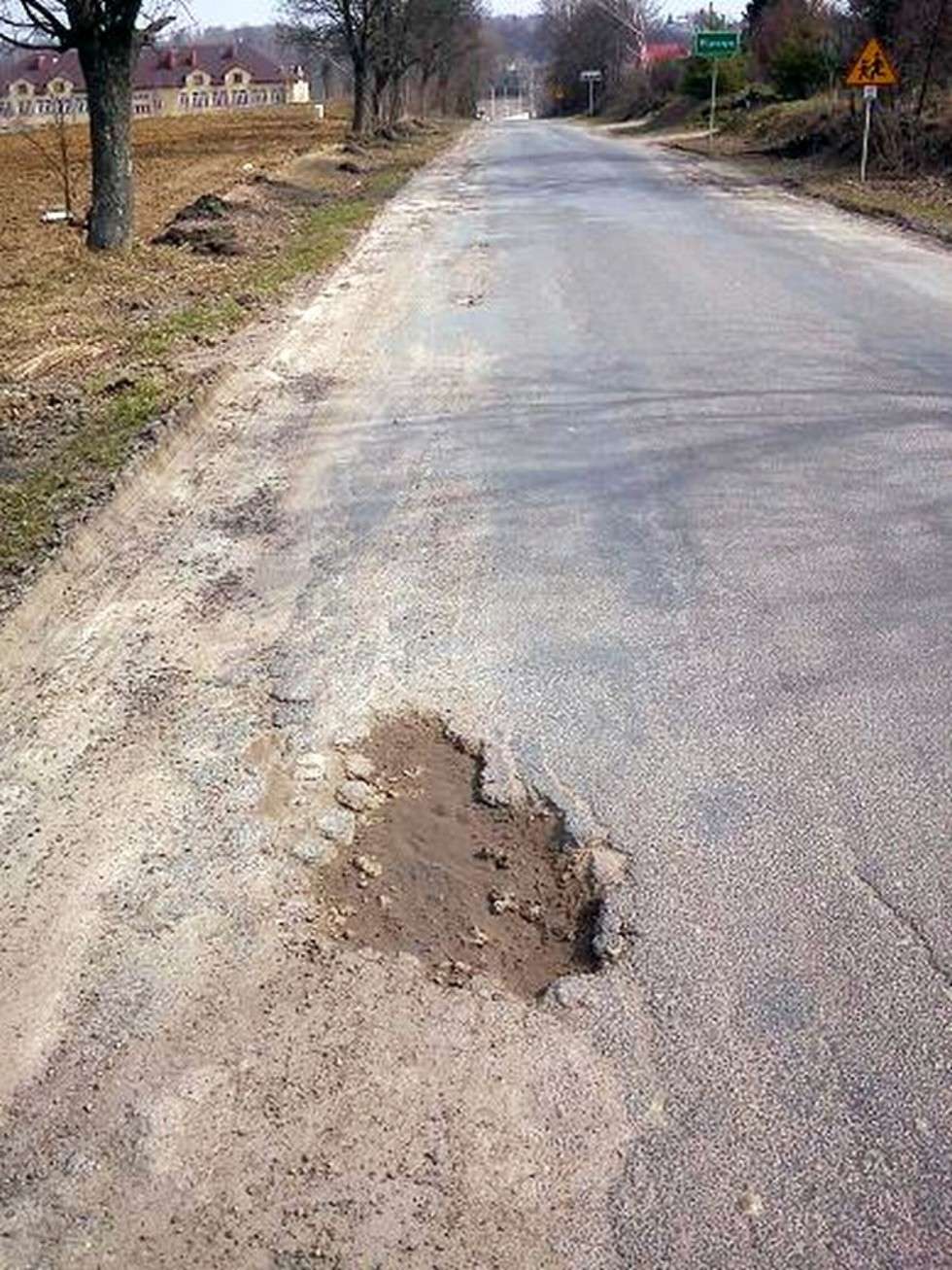  Dziury na drodze z Wólki do Sobianowic (zdjęcie 5) - Autor: Tomasz Joński