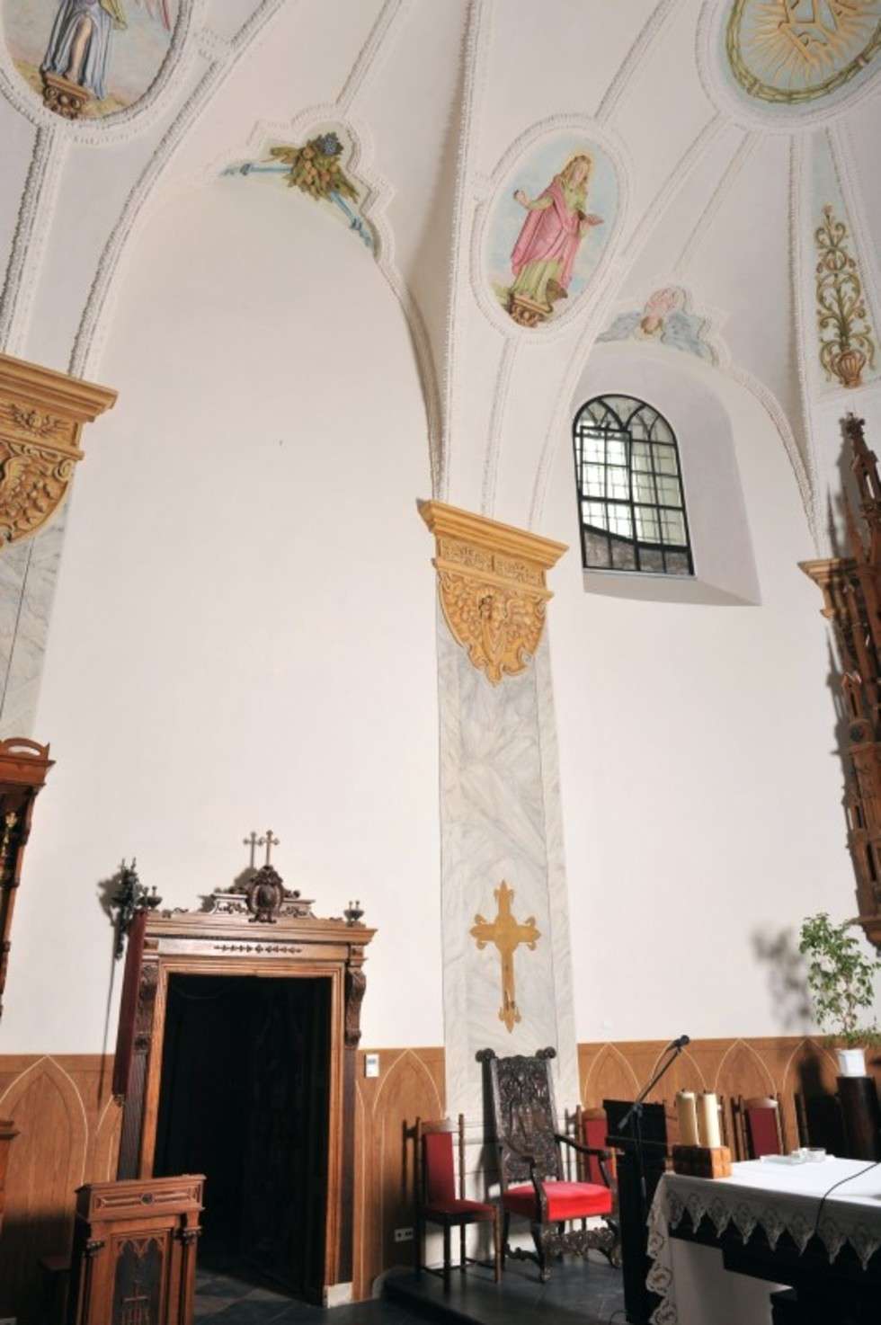  Przywrócono też historyczną dekorację sklepienia i ścian prezbiterium.