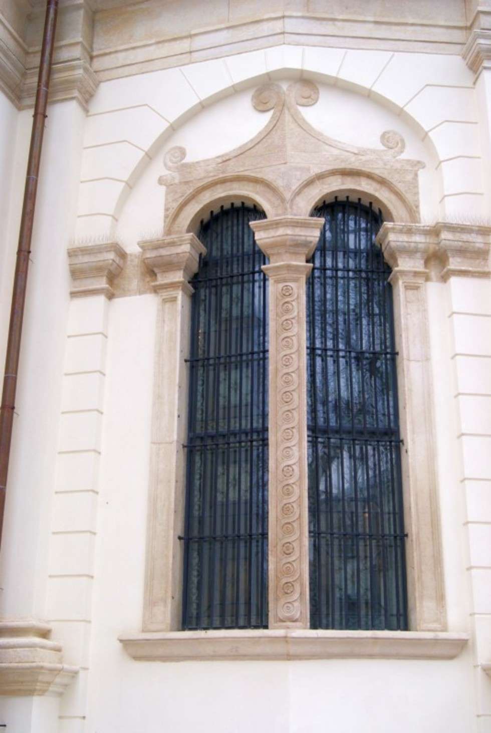  W katedrze pojawiły się też nowe okna. Kompletną renowację przeszło również otoczenie świątyni.
