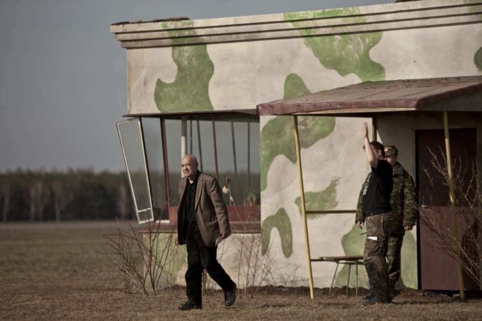  Antoni Krauze na tle scenografii wzniesionej na lotnisku w Białej Podlaskiej