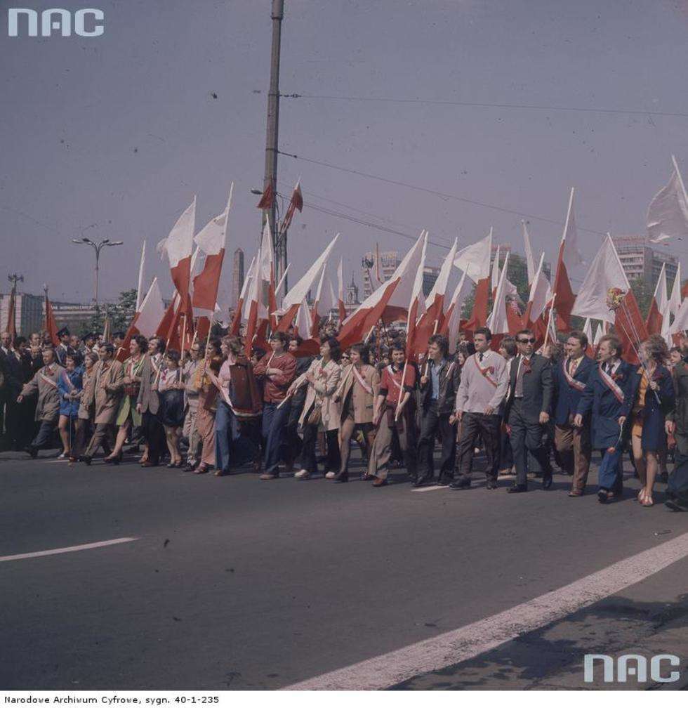 1972 - 1982, Warszawa. Pochód przechodzi ulicą Marszałkowską.

Fot. <a href="http://www.audiovis.nac.gov.pl/obraz/148909/84caf29b1d0ef2405cc918efa9a9a75c/">NAC</a>
