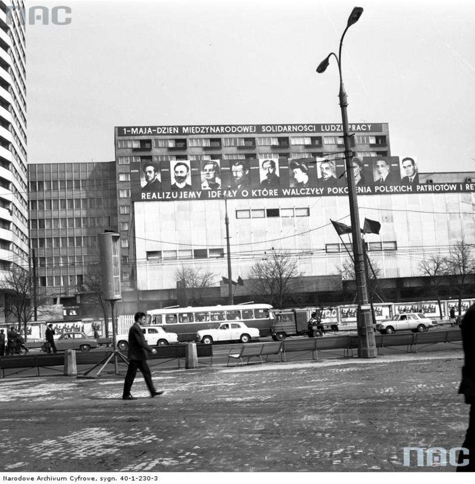  1969-05-01 Dom handlowy "Sezam" w Warszawie. Widoczne na nim propagandowe dekoracje.

Fot. <a href="http://www.audiovis.nac.gov.pl/obraz/114291:1/">NAC</a>