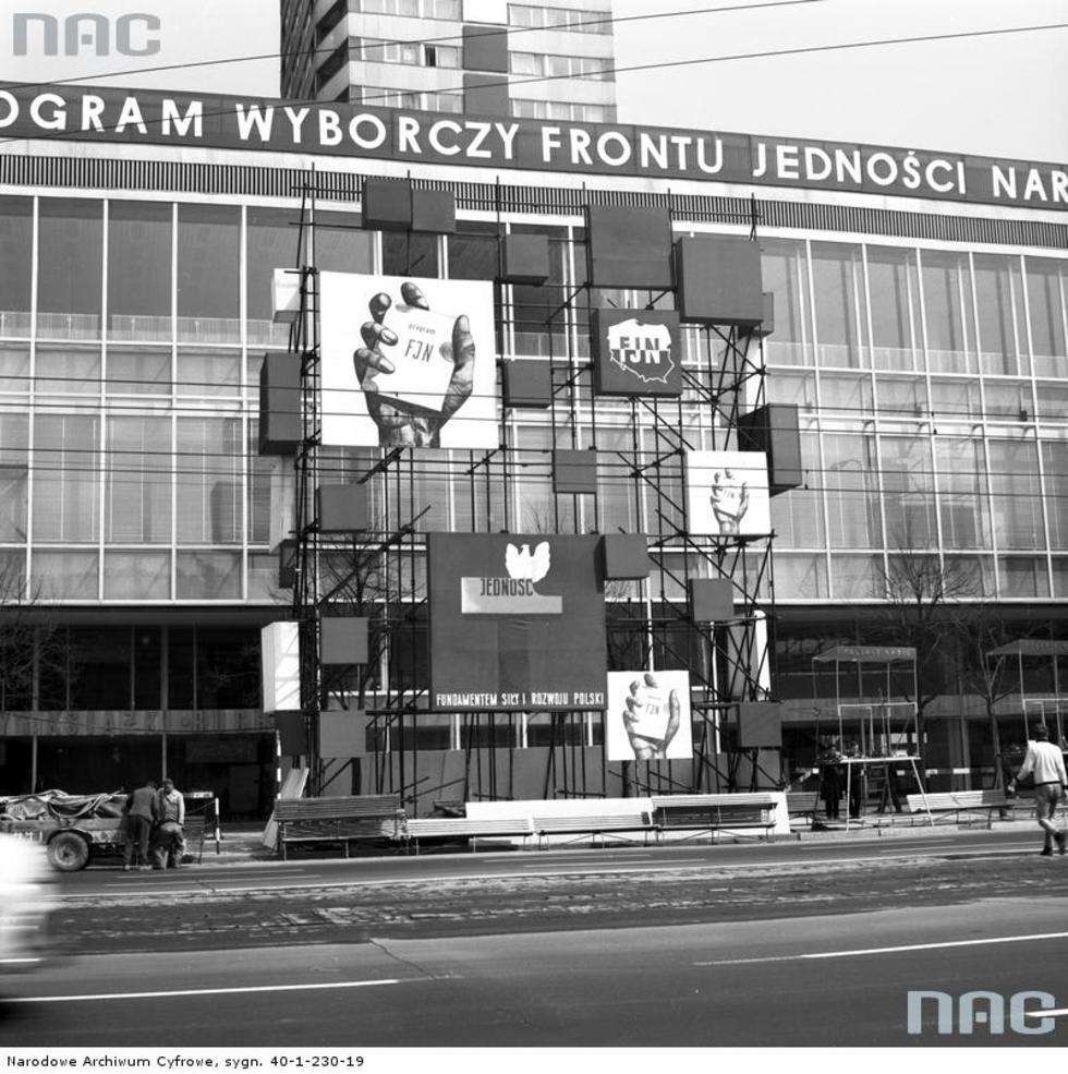  1969-05-01 Domy Towarowe "Centrum" w Warszawie udekorowane propagandowo.

Fot. <a href="http://www.audiovis.nac.gov.pl/obraz/114307:2/">NAC</a>