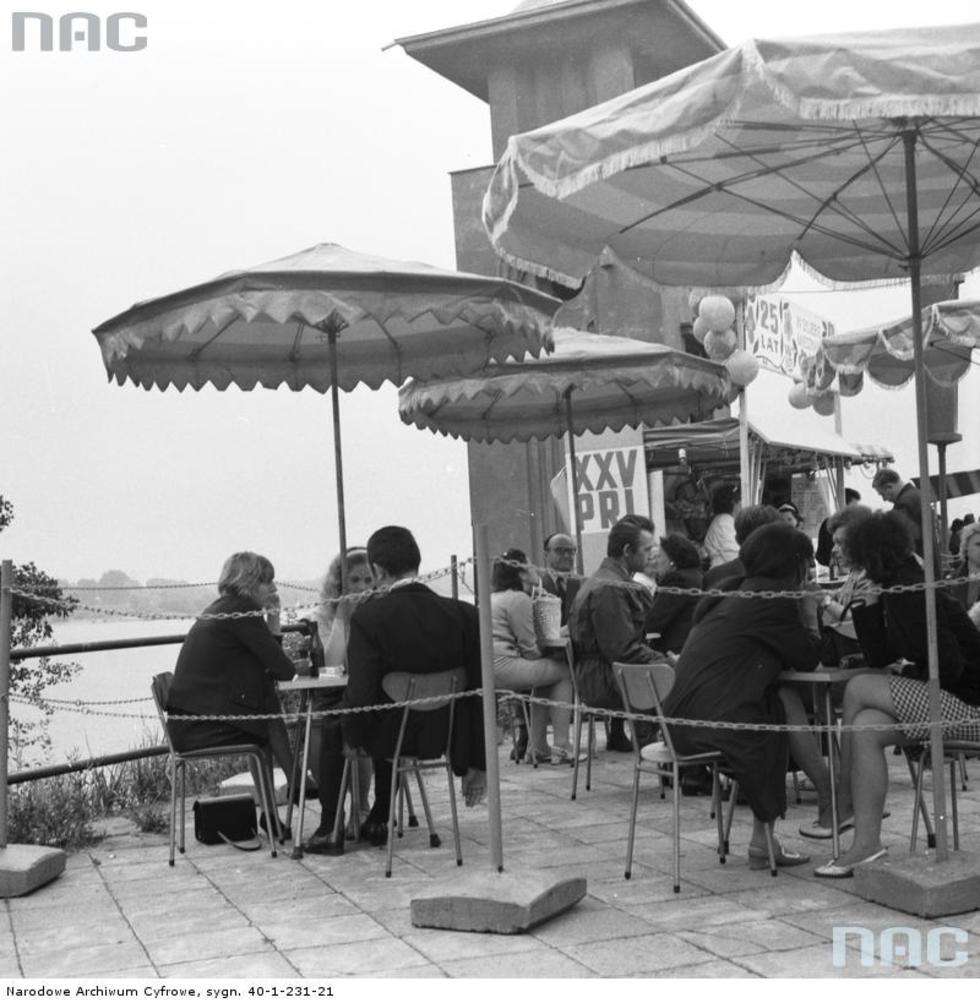  1969-05-01, Warszawa. Sprzedawczynie w stoisku handlowym.

Fot. <a href="http://www.audiovis.nac.gov.pl/obraz/114333:3/">NAC</a>