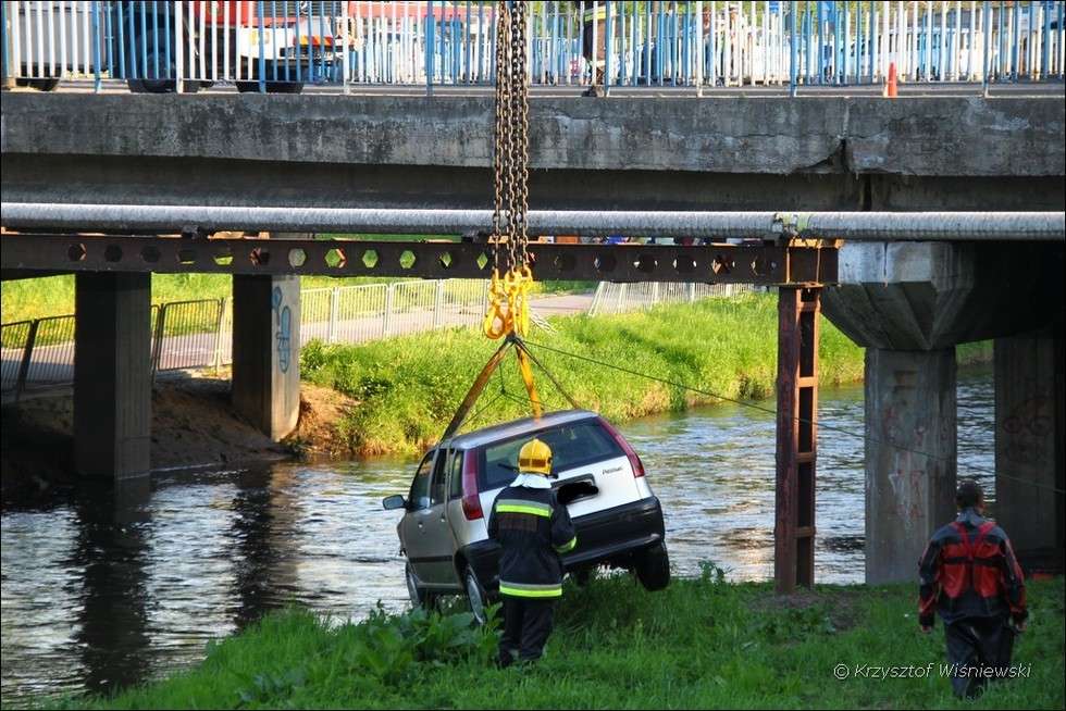  Turystyczna: Samochód wjechał do rzeki (zdjęcie 11) - Autor: Krzysztof Wiśniewski