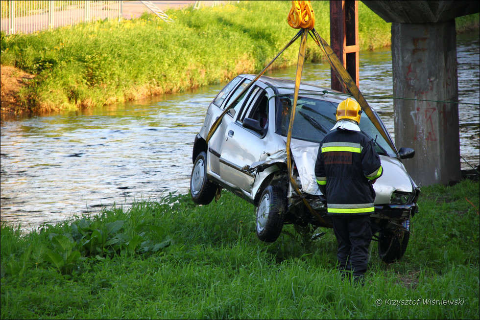  Turystyczna: Samochód wjechał do rzeki (zdjęcie 13) - Autor: Krzysztof Wiśniewski