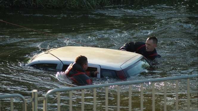 Turystyczna: Samochód wjechał do rzeki