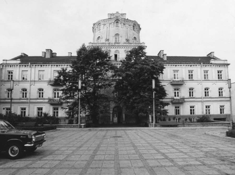  Pałac Sobieskich przy ul. Dąbrowskiego 13 (obecnie Bernardyńskiej 13) otrzymany przez uczelnię w 1958 r. Pierwszy obiekt WSInż.