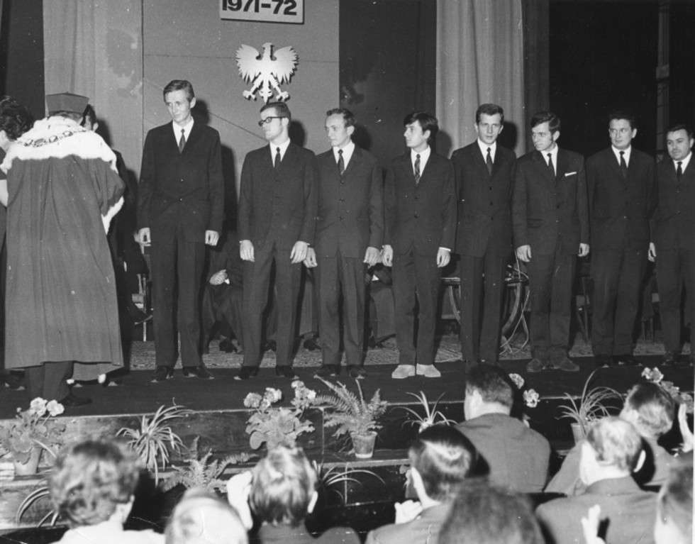  Wręczenie dyplomów absolwentom uczelni przez Rektora Stanisława Podkowę podczas inauguracji roku akad. 1971/72