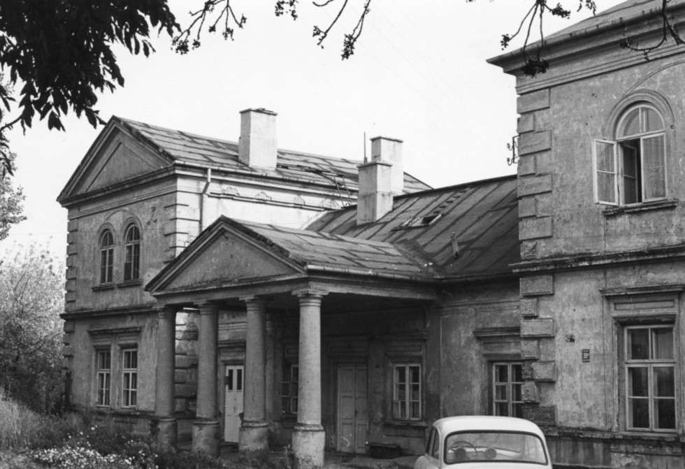  Budynek mieszkalny (lata 70.). Obecnie (po generalnym remoncie) Rektorat uczelni