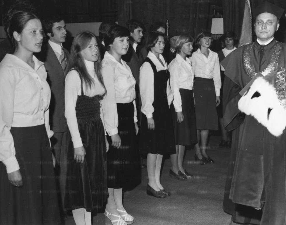  Studenci przystępujący do aktu immatrykulacji podczas inauguracji roku akad. 1977/78 (3.10.1977 r.)