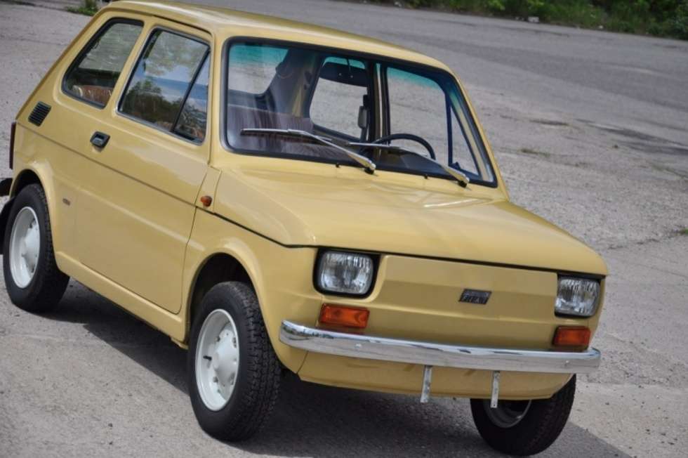 "Sprzedam unikatowy egzemplarz polskiej motoryzacji" - pod takim hasłem w internecie można znaleźć ofertę sprzedaży Fiata 126p z 1979 r. I choć wydaje się to nieprawdopodobne "maluch" mimo swoich 34 lat, wygląda jakby przed chwilą zjechał z taśmy produkcyjnej.<BR><BR>

"Maluch" w kolorze "piasku pustyni", z pomarańczową tapicerką, ma oryginalny lakier, podzespoły, nieużywane opony z 1979 r., folie na fotelach a na liczniku jedynie niewiele ponad 101 kilometrów. Okazało się, że przestał 34 lata w pewnym piotrkowskim garażu; został odkryty przez spadkobierców zmarłego właściciela. Wystawionego na sprzedaż w internecie odkrył łodzianin Mariusz Augustyniak, który kolekcjonuje tego typu samochody.<BR><BR>

- Jego poprzedni właściciel podobno dostał talon na tego malucha. Kupił go w 1979 r. w łódzkim Polmozbycie na ul. Strykowskiej. Samochód nigdy nie został zarejestrowany. Ponieważ na liczniku miał 10 kilometrów, prawdopodobnie został przewieziony do Piotrkowa, tam wstawiony przez właściciela do garażu, przykryty dywanem i z czasem zapomniany" - opowiadał Mariusz Augustyniak.
<BR><BR>
Według niego właściciel nie miał bliskiej rodziny i nikt prawdopodobnie o aucie nie wiedział. Dopiero kiedy zmarł, spadkobierca, który odziedziczył dom, odkrył "malucha" w garażu i wystawił na sprzedaż. - Znalazłem ofertę w internecie i od razu wiedziałem, że będzie mój - dodał pan Mariusz.<BR><BR>

Zapewnia, że to całkowicie nowy egzemplarz Fiata 126p bez ingerencji lakierniczych, czy mechanicznych, wszystko podzespoły i lakier są oryginalne, na wszystkich oponach jest data 1979. Po odkryciu wykonano drobne prace m.in. wstawione nowy akumulator, nowe świece i pompkę paliwa.<BR><BR>

- Bałem się, że silnik po 34 latach nie odpali, ale okazało się, że po wyczyszczeniu przewodów samochód bez problemów odpalił. Auto ma folię na siedzeniach, której nikt nie zdejmował, fabryczne klucze do samochodu, których nikt nie otwierał - dodał właściciel niecodziennego egzemplarza i zapewnia, że jest sprawny w 100 proc.<BR><BR>

"Maluch" został wystawiony na internetową aukcję, która potrwa do niedzieli. Jego cena doszła już do 90 tys. zł. - Nie spodziewałem się absolutnie takich cen. Wiedziałam, że ten samochód jest dużo wart, ale nie miałem pojęcia, że aż tyle i że będzie takie zainteresowanie - przyznał łodzianin.