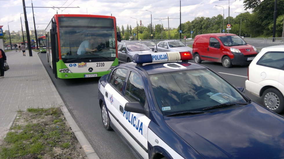  Ul. Diamentowa: Zderzenie autobusu i samochodów (zdjęcie 3) - Autor: Maciej Kaczanowski