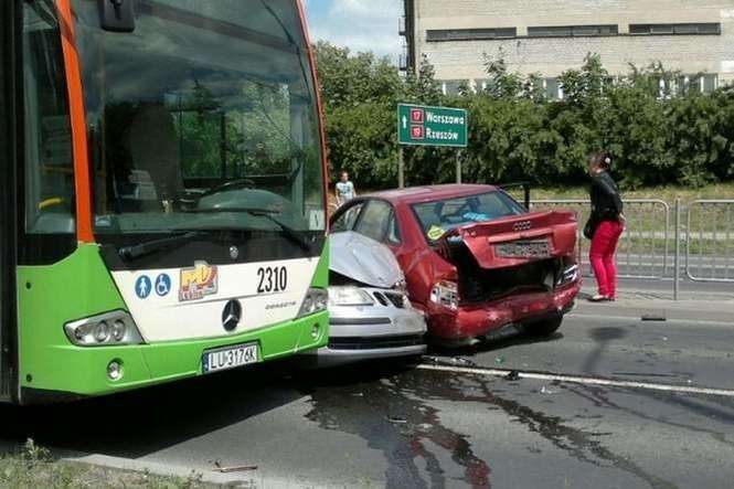 Ul. Diamentowa: Zderzenie autobusu i samochodów