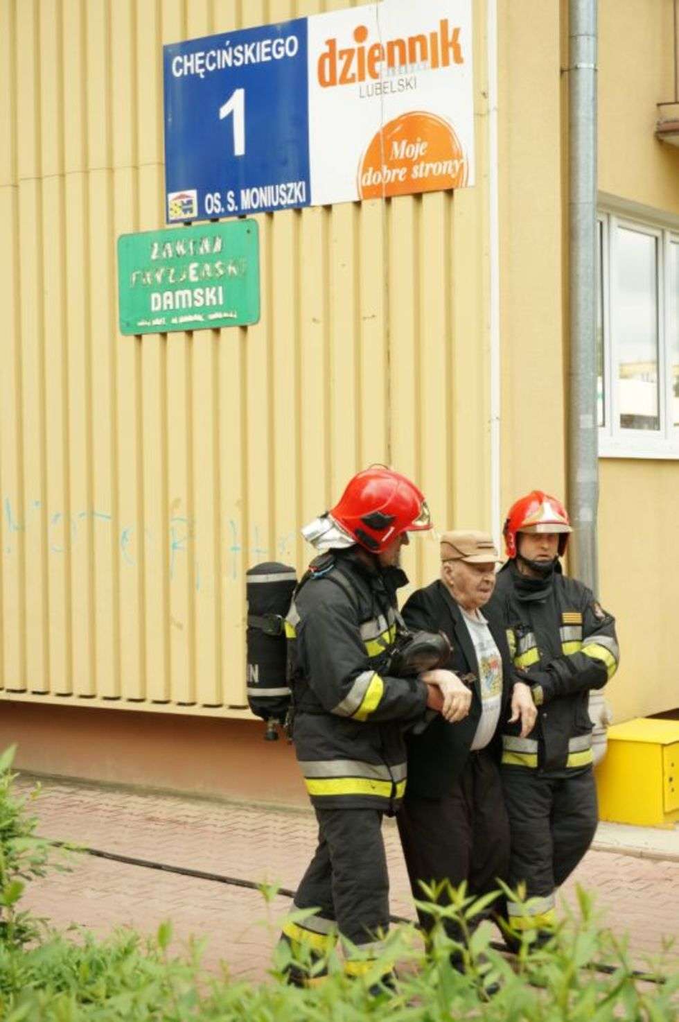  Mieszkańcy zauważyli pożar minutę przed godz. 15. – Winda zapaliła się na czwartym piętrze w wieżowcu przy ul. Chęcińskiego – relacjonuje Michał Badach, rzecznik Komendy Miejskiej Państwowej Straży Pożarnej w Lublinie. – W budynku było bardzo dużo dymu. Z tego powodu ewakuowani zostali lokatorzy wszystkich mieszkań od czwartego piętra wzwyż.<br><br>– Osiem osób zostało przewiezionych do szpitala, siedmiu innym pomoc medyczna została udzielona na miejscu – informował dyżurny straży pod koniec akcji gaśniczej. <br><br>– Zarówno ja, jak i inni poszkodowani mamy objawy podtrucia dymem,Niektórym z nas ratownicy musieli podawać tlen – mówił nam jeden z mieszkańców bloku, czekający na transport do szpitala.<br><br>
Już po ugaszeniu ognia strażacy przeszukiwali wieżowiec mieszkanie po mieszkaniu. – Musimy sprawdzić, czy w którymś z lokali nie został ktoś potrzebujący pomocy – mówi Badach.<br><br>Przyczyna pożaru nie jest na razie znana. Dochodzenie w tej sprawie prowadzi policja. Pożar wybuchł tuż obok bloku, który dwa lata temu był nękany przez pożary. Ogień pojawiał się tam m.in. w skrzynkach z licznikami. Rok później w tym samym budynku ktoś rozpylił w windzie gaz łzawiący.<br><br>W Lublinie najbardziej tragiczny w skutkach pożar windy miał miejsce w 2005 r. w wieżowcu przy ul. Zana. Życie stracił tam 51-letni mężczyzna. W bloku tym obok siebie znajdują się dwie windy. Gdy w jednej z nich pojawił się ogień, automatycznie wyłączyły się obydwie. W tej, w której się nie paliło, jechał człowiek. Utknął w kabinie i śmiertelnie zatruł się dymem.<br><br>– To było podpalenie – mówi Jan Gąbka, prezes Lubelskiej Spółdzielni Mieszkaniowej. To do LSM należy wieżowiec, w którym doszło do pożaru. – To nie był jedyny taki przypadek w tamtym czasie. W końcu złapali tego podpalacza, wtedy pożary ustały. Na razie mamy spokój. Ale nadal mamy problemy z dewastacją dźwigów. Dość często zdarza się przypalanie przycisków, a nawet kradzieże żarówek i różnych elementów z metalu.<br><br>Podpalacze mają różne pomysły. Jesienią do krakowskiego akademika Babilon ktoś wstawił fotel na kółkach i podpalił go. Cztery lata temu w Szczecinie ktoś podpalił w windzie psa. Zwierzę udało się uratować.
