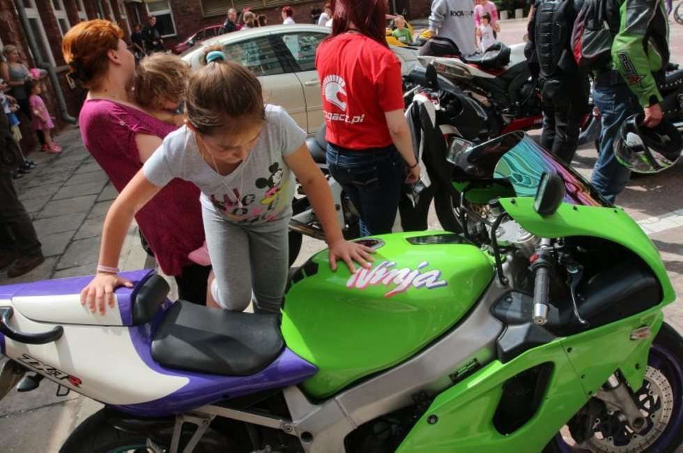  Lubelscy motocykliści w DSK z prezentami dla dzieci (zdjęcie 2) - Autor: Wojciech Nieśpiałowski