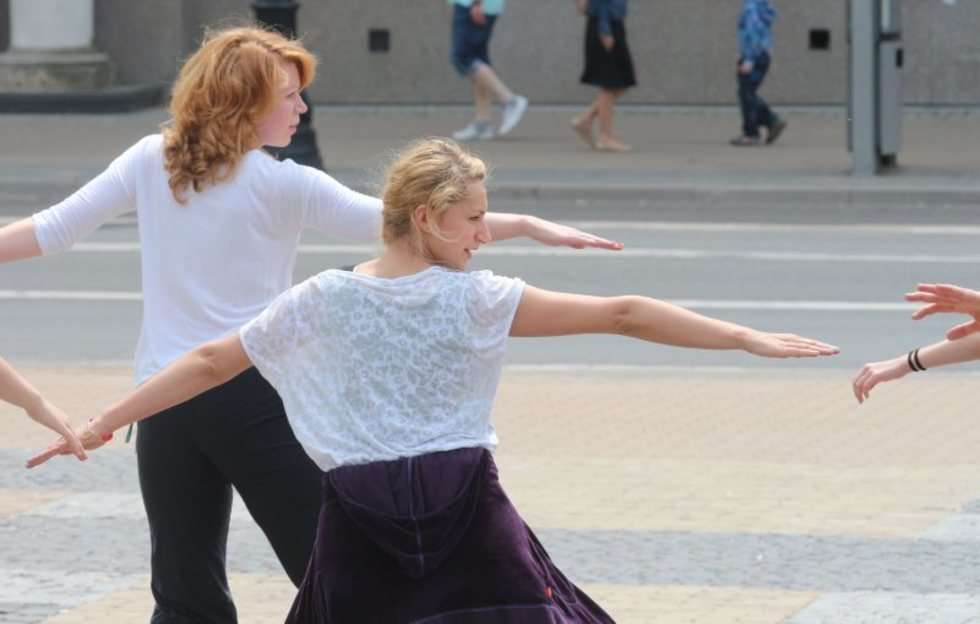  Lekcja tańca na Pl. Litewskim (zdjęcie 10) - Autor: Wojciech Nieśpiałowski