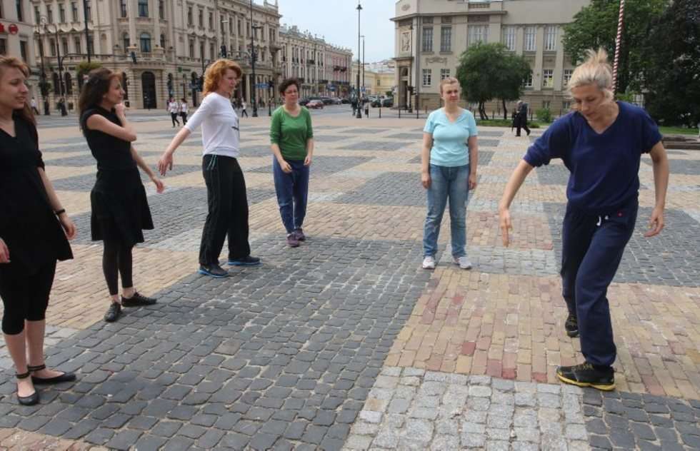  Lekcja tańca na Pl. Litewskim (zdjęcie 1) - Autor: Wojciech Nieśpiałowski