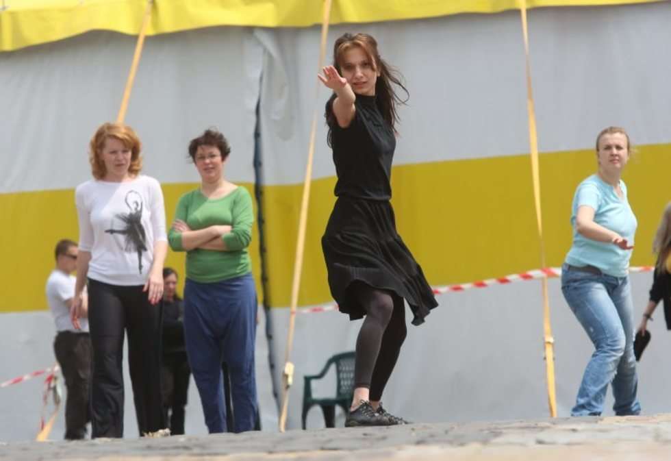  Lekcja tańca na Pl. Litewskim (zdjęcie 8) - Autor: Wojciech Nieśpiałowski