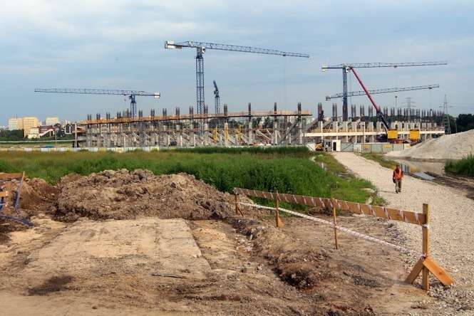 Budowa stadionu w miejscu zlikwidowanej cukrowni ruszyła w grudniu zeszłego roku. Najpierw trzeba było wzmocnić grunt wbijając w niego łącznie 160 km betonowych pali. Teraz prace toczą się już na powierzchni.<br><br>

– W tej chwili mamy zbudowane około 25 proc. stadionu – mówi Andrzej Horodecki, dyrektor projektu z warszawskiej firmy Budimex, która na zlecenie miasta buduje obiekt. – Aktualnie jesteśmy w trakcie montażu trybun. Zrobiony jest strop nad jedną kondygnacją części komercyjnej. Są już dwie kondygnacje części klubowej. Teraz jesteśmy na etapie budowy trzeciej kondygnacji.<br><br>

Budowniczowie zużyli już ponad 8 tys. metrów sześciennych betonu. Jak można sobie wyobrazić taką ilość? – To mniej więcej czteropiętrowy budynek mieszkalny z ośmioma klatkami schodowymi – szacuje Horodecki.<br><br>

W budowę zaangażowanych jest ok. 350 pracowników. Prawdopodobnie w sierpniu zakończą się wszelkie prace związane z tworzeniem betonowej konstrukcji stadionu. Później zaczęłoby się montowanie innych elementów, łącznie z zadaszeniem trybun.<br><br>

– Chcielibyśmy do zimy zakończyć konstrukcję stadionu. Zostanie nam wtedy płyta i prace wykończeniowe – mówi Horodecki.<br><br>