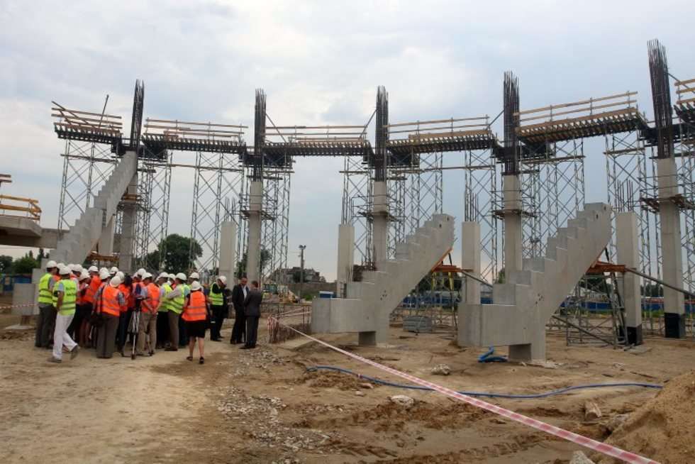  Stadion ma być gotowy w czerwcu 2014 r. Ma być typowo piłkarski. Trybuny pomieszczą 15,5 tys. widzów, a po rozłożeniu specjalnej płyty zakrywającej murawę możliwe będzie także organizowanie koncertów. Będą też dwa pełnowymiarowe boiska treningowe oraz bieżnia tartanowa.<br><br>

Otwarcie obiektu planowane jest na wrzesień przyszłego roku. Do tego czasu trzeba będzie też zbudować drogi dojazdowe do nowego obiektu. Sieć dróg została wymyślona już dawno, niebawem powinniśmy poznać firmę, która dostanie zlecenie na zaprojektowanie i budowę nowych jezdni. Drogi mają być zaprojektowane jeszcze w tym roku, do marca 2014 r. gotowy ma być projekt wykonawczy, a sama budowa ma się toczyć między kwietniem a końcem września przyszłego roku. <br><br>

Do stadionu będzie można dostać się na początku tylko od strony ul. Krochmalnej. Jedna droga będzie prowadzić przez dawny plac buraczany. Od tej jezdni odchodzić będzie nowy odcinek Trasy Zielonej, który dotrze do odcinka ul. Muzycznej, kończącego się z jednej strony na skrzyżowaniu Krochmalnej z Gazową i Młyńską, a z drugiej strony wjazdem na teren stadionu.<br><br>

Na później miasto odkłada budowę pozostałych dojazdów, ale ich projekty ma dostać razem z tymi, o których pisaliśmy powyżej. Czyli do końca bieżącego roku. Będzie to dokumentacja dla następnego odcinka Trasy Zielonej od skrzyżowania z al. Piłsudskiego do ul. Muzycznej. W ciągu tego odcinka znajdzie się wiadukt przechodzący nad ul. Dworcową stanowiącą wjazd na teren Targów Lublin. Zamówienie obejmuje też projekt przebudowy ul. Głębokiej od ul. Wiercieńskiego do skrzyżowania z Narutowicza i Nadbystrzycką oraz przebudowy Muzycznej wraz z jej przedłużeniem do stadionu przez nowy most na Bystrzycy.