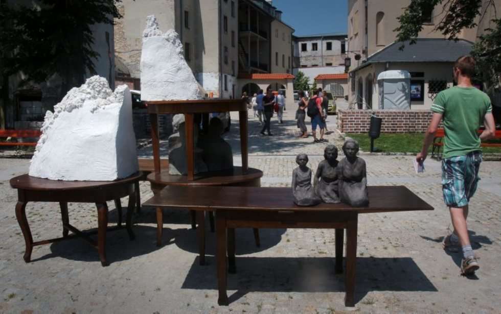  Esra Ersen z Turcji na placu przed Teatrem im. Andersena ustawiła stoły a na nich rzeźby. To symboliczne nawiązanie do rocznicy powstania Adampola, miasta pod Stambułem założonego w XIX wieku przez polską emigrację 