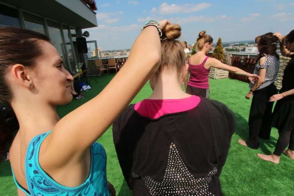  Lekcja tańca na dachu hotelu Victoria (zdjęcie 6) - Autor: Wojciech Nieśpiałowski