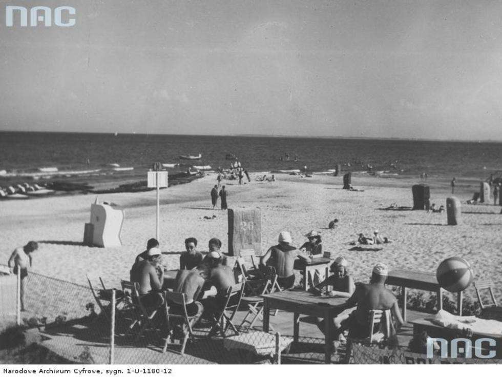  Plaża w Gdyni. Bar na plaży. Data: 1938 - 1939 

Fot. <a href="http://img.audiovis.nac.gov.pl/PIC/PIC_1-U-1180-12.jpg">NAC</a>