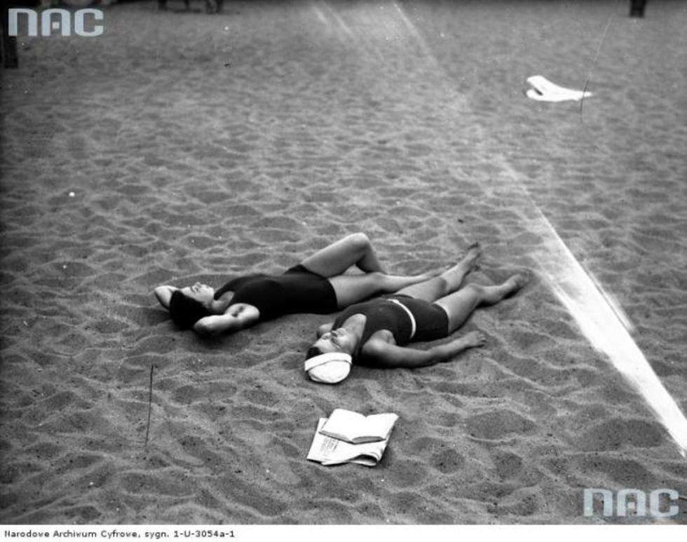 Plażowiczki podczas wypoczynku. Lipiec 1933 rok

Fot. <a href="http://www.audiovis.nac.gov.pl/">NAC</a>