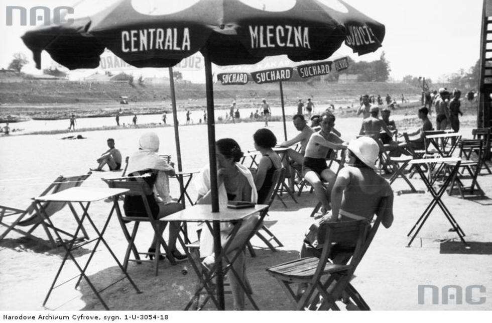  Plażowicze podczas wypoczynku przy stolikach pod parasolami. Data wydarzenia: 1931-05. Miejsce: Kraków

<a href="http://www.audiovis.nac.gov.pl/obraz/97828/9f1e8792fba140cb3210eb4d1f012369/">NAC</a>