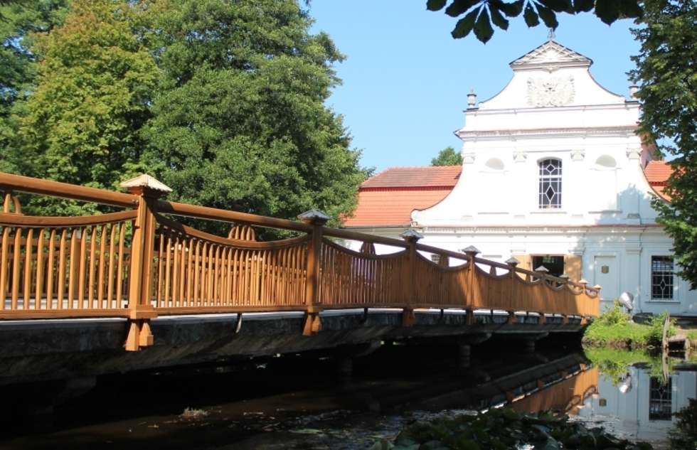  Most do kościoła pw. św Jana Nepomucena zyskał nową balustradę.