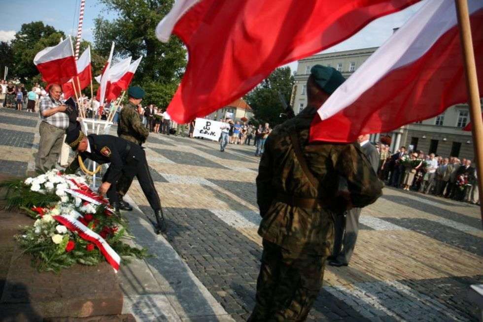  Godzina „W” wybrzmiała w czwartkowe popołudnie 1 sierpnia w wielu miastach Polski. W Lublinie uroczystości odbyły się na Placu Litewskim. <br><br>
69 lat temu Godzina „W” dała początek największemu niepodległościowemu zrywowi i największej akcji zbrojnej podziemia w okupowanej przez hitlerowców Europie. <br><br>
1 sierpnia 1944 roku do walki w stolicy przystąpiło ok. 40-50 tys. powstańców. Planowane na kilka dni trwało ponad dwa miesiące. <br><br>
http://get.x-link.pl/9bf02454-8de4-e9cc-5967-2e51c8c9c40d,d11a2788-c3f8-6975-90ed-6b9dc631982a,embed.html