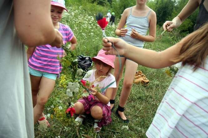 Lato w Mieście: Plecenie wianków