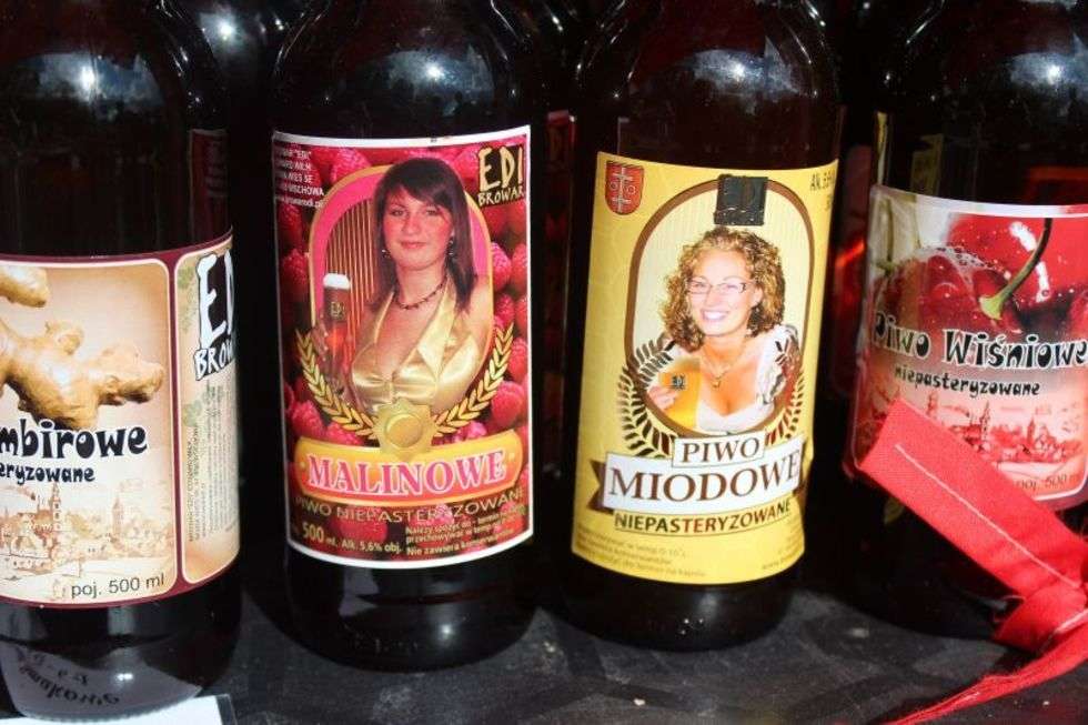  <p>Nietypowe etykiety na piwie. Nam się przypomniały te z mniej markowych win.</p>