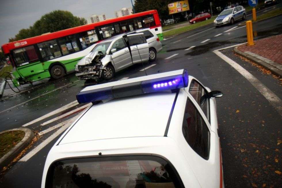  Wypadek autobusu z autem osobowym (zdjęcie 2) - Autor: Jacek Świerczyński