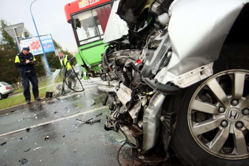 Wypadek autobusu z autem osobowym (zdjęcie 3) - Autor: Jacek Świerczyński