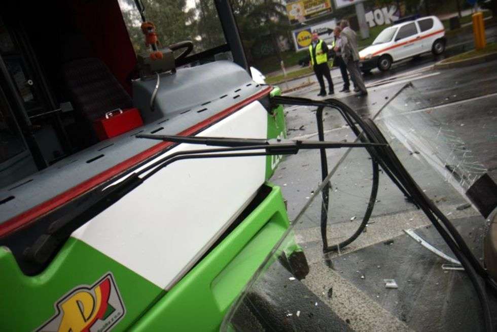  Wypadek autobusu z autem osobowym (zdjęcie 7) - Autor: Jacek Świerczyński