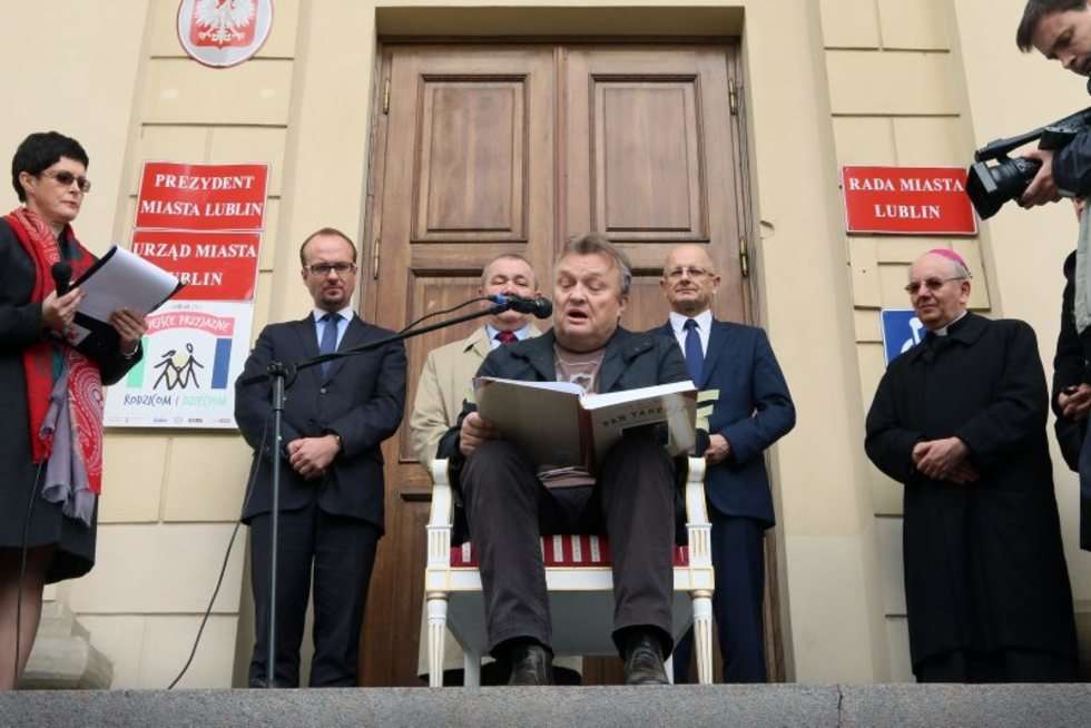  Czytanie Pana Tadeusza przed ratuszem w Lublinie (zdjęcie 1) - Autor: Wojciech Nieśpiałowski
