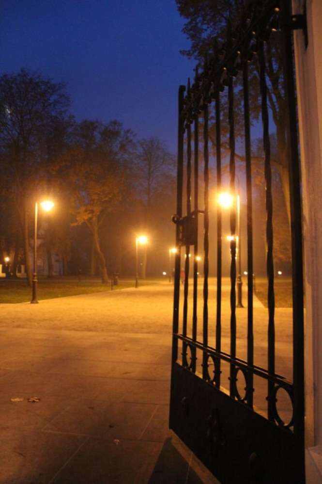 Odrestaurowany Park Radziwiłłowski nocą