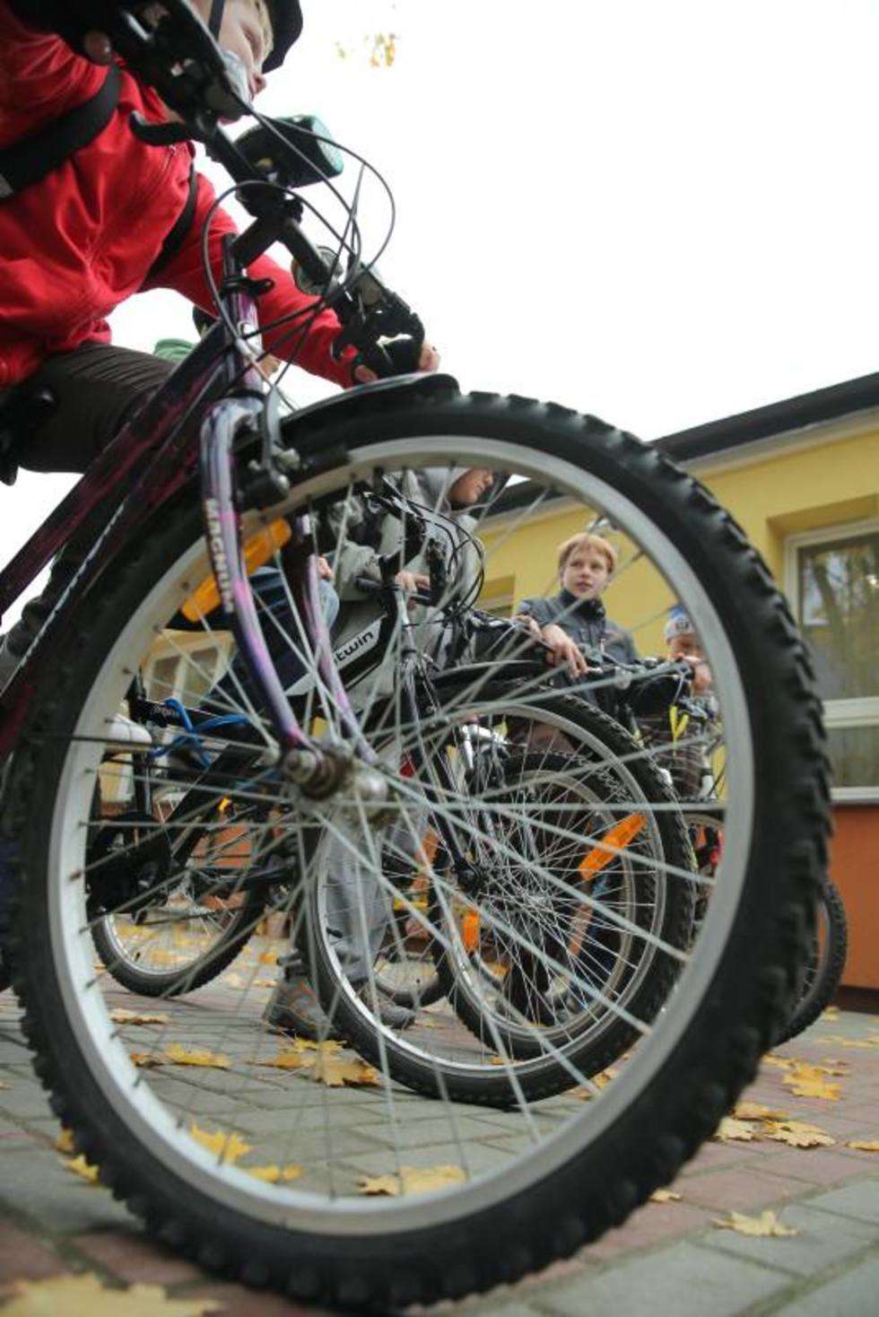  Kurs bezpiecznej jazdy rowerem dla uczniów (zdjęcie 4) - Autor: Maciej Kaczanowski