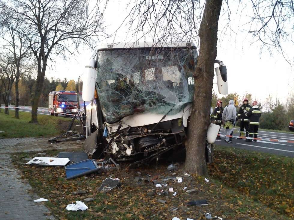  Firlej: Wypadek autobusu z weselnikami (zdjęcie 1) - Autor: Policja