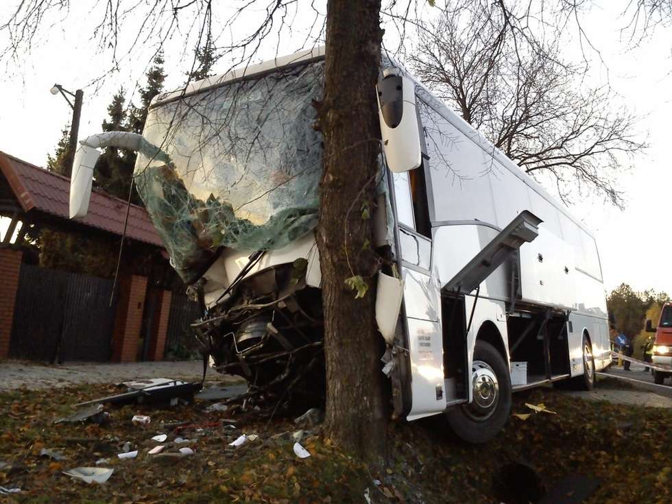  Firlej: Wypadek autobusu z weselnikami (zdjęcie 5) - Autor: Policja