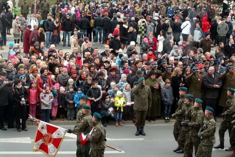  Obchody 11 listopada w Lublinie rozpoczęła msza, po niej w centrum miasta odbyła się uroczystość z ceremoniałem wojskowym.<br><br><br><br>http://get.x-link.pl/9bf02454-8de4-e9cc-5967-2e51c8c9c40d,63a94389-2ff1-902c-45d2-28a86c3463cc,embed.html<br><br><BR><BR><br><br>Wojewoda lubelski Jolanta Szołno-Koguc powiedziała, że wolność i niepodległość to owoce poświęcenia, ofiarności, cierpienia i krwi pokoleń Polaków.<br><br>- Polska jest nie tylko wielkim zbiorowym obowiązkiem, ale także, a może przede wszystkim, winna być sprawą najważniejszą, inspiracją, źródłem postaw i motorem działań. Od naszej solidarności, zgody i woli porozumienia zależy przyszłość ojczyzny, jej wolność, dobrobyt i wzrost. Porzucając spory i nieporozumienia wspólnie świętujmy ten szczególny dzień. Bądźmy razem – wezwała Szołno-Koguc.<br><br>Odczytano apel pamięci, żołnierze oddali salwę honorową. Przedstawiciele władz, instytucji i organizacji społecznych złożyli kwiaty na płycie Pomnika Nieznanego żołnierza i pod Pomnikiem Józefa Piłsudskiego.<br><br>Biskup pomocniczy lubelski Mieczysław Cisło w homilii podczas mszy w intencji ojczyzny odprawionej z okazji Święta Niepodległości w archikatedrze w Lublinie mówił z kolei: "Nad naszym dziś unosi się jakaś +smuta Polska+, nie możemy jej ulegać, ale winniśmy być jej świadomi".<br><br>Bp Cisło wskazał na "zapaść demograficzną" wywołaną – jak mówił – niską dzietnością i emigracją zarobkową z powodu bezrobocia. "Smutny widok rodzą opustoszałe domostwa, pustostany bloków i liczne ugory" - powiedział.<br><br>Hierarcha krytykował dążenie do laicyzacji życia publicznego, "eliminowanie słowa Bóg z mowy szkolnej”, niedostatek edukacji historycznej, negowanie systemu tradycyjnych wartości, brak dialogu władzy ze społeczeństwem i porozumienia między politykami.<br><br>Wezwał wszystkich do "pracy nad lepszym jutrem”. "Jest to zadanie nie tylko dla polityków, ale dla całego narodu. Owszem bezpośrednia odpowiedzialność spoczywa na tych, którym społeczeństwo demokratyczne dało mandat rządzenia, ale winni być świadomi, że rządzić znaczy służyć. Ludzie oczekują od władzy kompetencji i moralności w polityce” – podkreślił.<br><br>Po południu - prezentacja sprzętu wojskowego, dawne uzbrojenie i mundury przedstawią członkowie stowarzyszeń rekonstrukcyjnych.